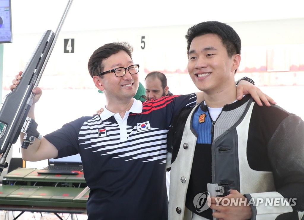 射撃男子３００メートルスタンダードライフル３姿勢で優勝したチェ・ヨンジョン（左）と３位のイ・ウォンギュ＝２４日、パレンバン（聯合ニュース）