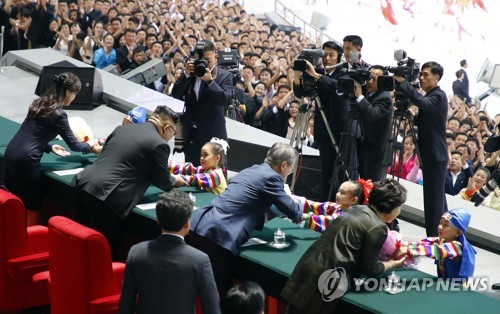 [평양정상회담] 꽃 받는 남북 정상