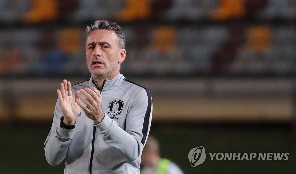 This file photo taken on Nov. 20, 2018, shows South Korea national football team head coach Paulo Bento encouraging his players during a friendly match against Uzbekistan at the Queensland Sport and Athletics Centre (QSAC) in Nathan, a suburb of Brisbane, Australia. (Yonhap)