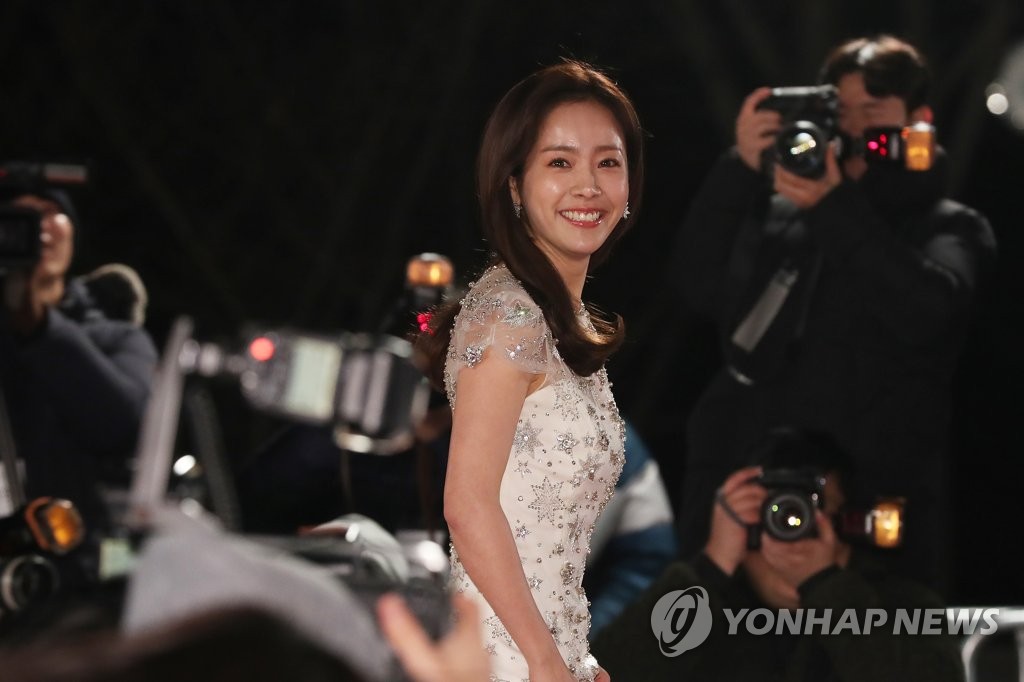 Actress Han Ji-min arrives at the 39th Blue Dragon Awards ceremony at Seoul's Kyunghee University on Nov. 23, 2018. (Yonhap)