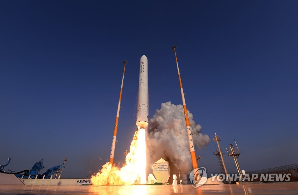 韓国は昨年１１月、開発中のロケット「ヌリ」に搭載される液体燃料エンジンの性能を検証するための試験用ロケット打ち上げを成功させた。全羅南道・高興の羅老宇宙センターから打ち上げられた試験用ロケット（韓国航空宇宙研究院提供）＝（聯合ニュース）