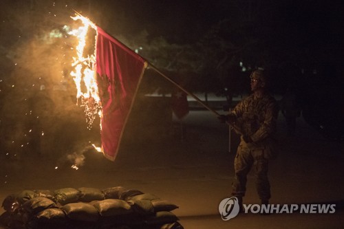 미2사단 부대깃발 태우며 한국전쟁 치욕적 패배 상기