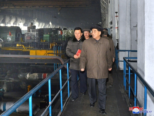 El primer ministro norcoreano inspecciona una central eléctrica