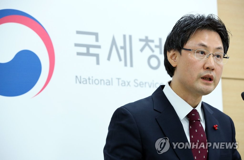 An official of the National Tax Service makes public the names of 5,021 people and 2,136 companies, and the amount of taxes they are evading, on Dec. 5, 2018. (Yonhap)