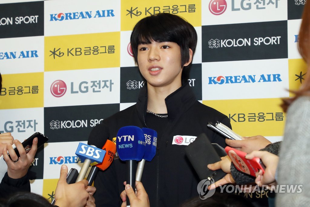 South Korean figure skater Cha Jun-hwan speaks to reporters at Incheon International Airport on Dec. 11, 2018, after arriving from the International Skating Union (ISU) Grand Prix of Figure Skating Final in Vancouver. Cha won the bronze medal in the competition, becoming the first South Korean man to do so. (Yonhap)