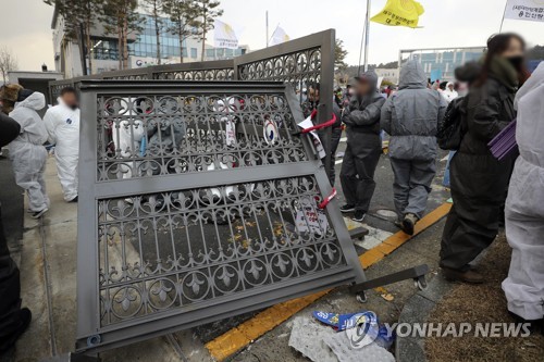 "산란 일자 표기 반대" 양계 농민들 식약처 정문 부숴(종합)