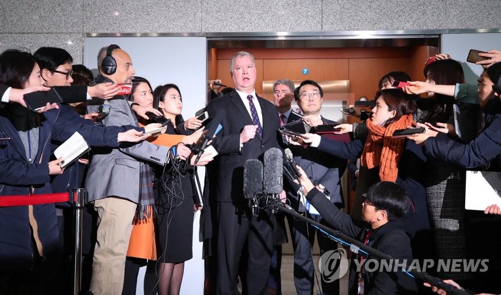 Stephen Biegun (C), the top U.S. diplomat on North Korea, answers reporters' questions after his second meeting with his South Korean counterpart, Lee Do-hoon, in Seoul on Dec. 21, 2018. (Yonhap)