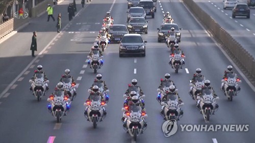 김정은 위원장 차량 호위하는 중국 공안 모터사이클