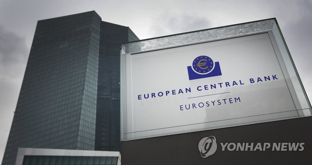 독일 프랑크푸르트에 위치한 유럽중앙은행(ECB) 본부 건물과 간판. [AFP=연합뉴스 자료사진]