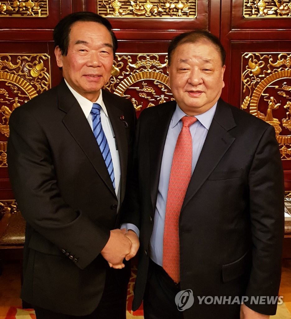 Rep. Kang Chang-il of the ruling Democratic Party (L) meets with Fukushiro Nukaga, a member of Japan's ruling Liberal Democratic Party, in Seoul to discuss ways to ease tensions between South Korea and Japan on Dec. 12, 2019, in this photo, provided by the office of Rep. Kang. (PHOTO NOT FOR SALE) (Yonhap)