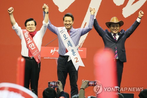 한국당 첫 합동연설회 신경전…장외 응원도 후끈