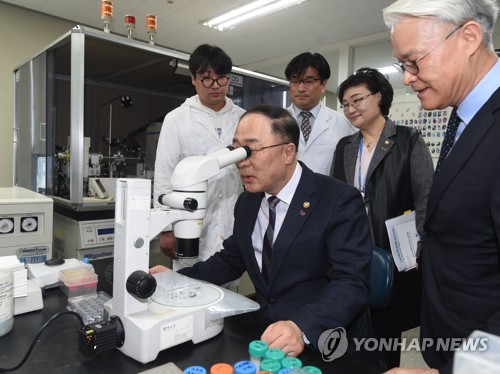 홍남기 "남북경협 대비해 물밑 검토 중"