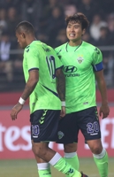 (LEAD) Veteran striker Lee Dong-gook becomes sole all-time leading scorer in ACL