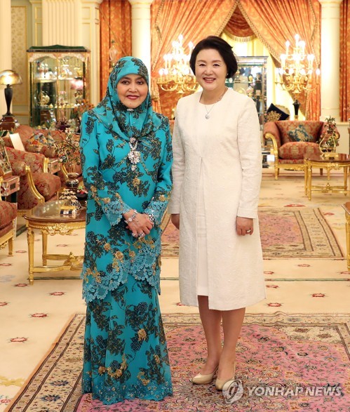 S. Korean first lady meets with Brunei queen