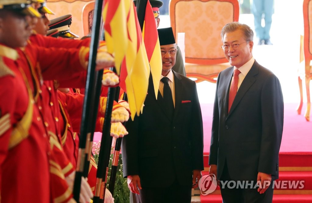 얘기 나누는 문 대통령과 말레이시아 압둘라 국왕