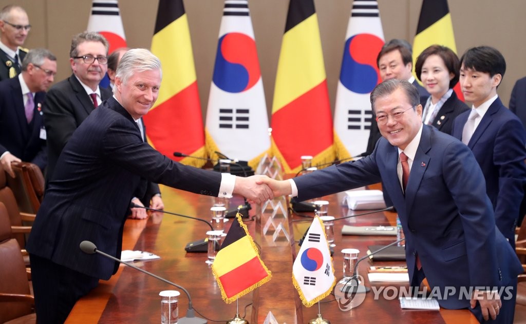 President Moon Jae-in (R) shakes hands with King Philippe of Belgium before holding an expanded meeting involving their aides at the presidential office Cheong Wa Dae on March 26, 2019. (Yonhap)