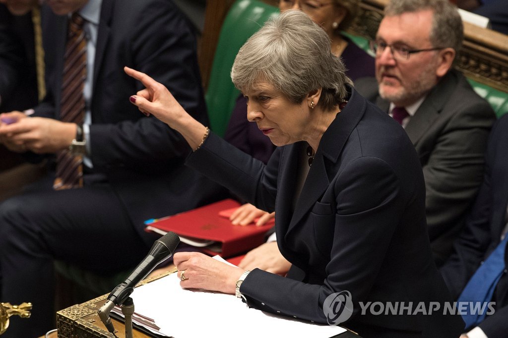 하원 연설하는 메이…英의회, 브렉시트 시점 이틀 앞두고 '연기'