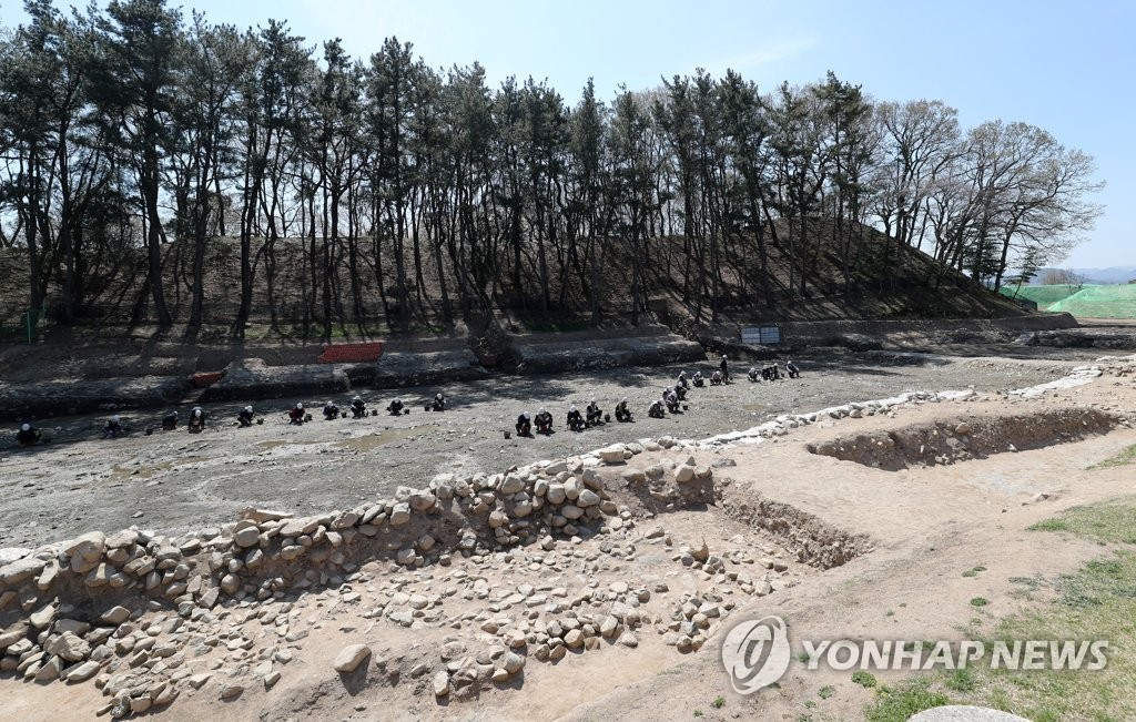 국립경주문화재연구소가 발굴 중인 경주 월성