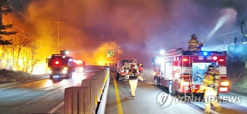 (4th LD) Firefighters from across nation battle Gangwon mountain fires