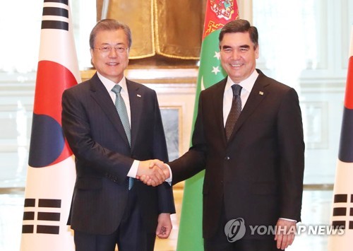 الرئيس مون يلتقي مع نظيره التركماني