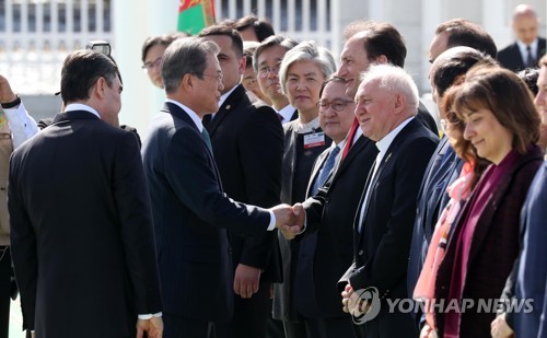 Moon meets Turkmen president