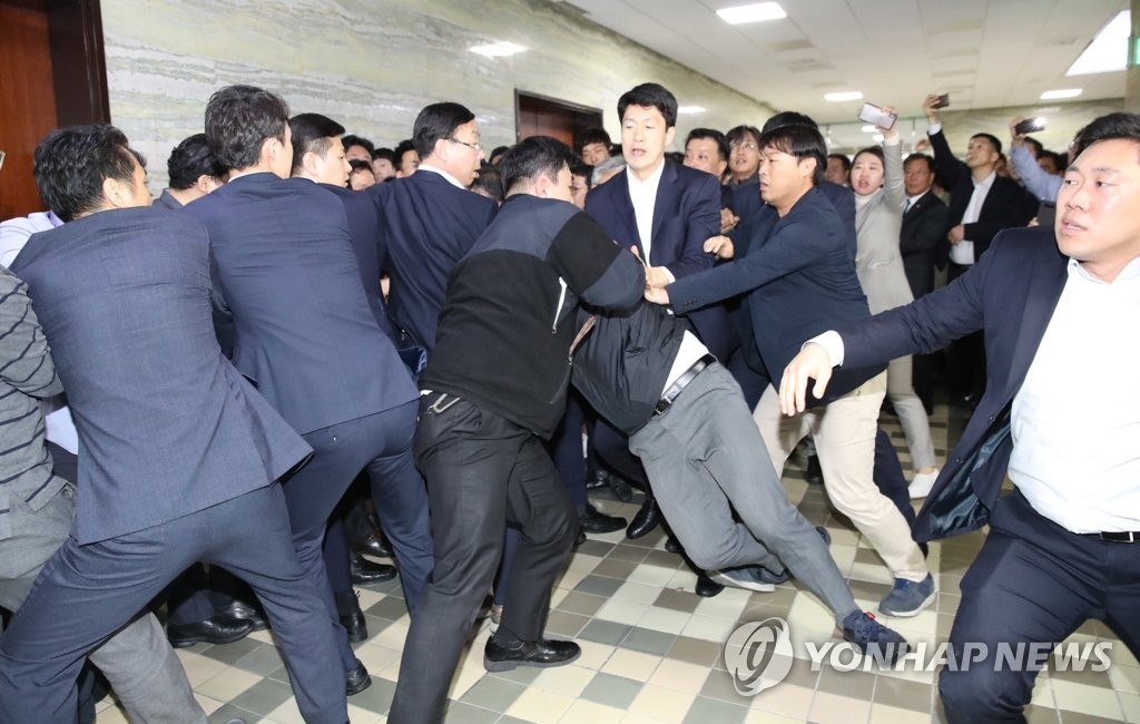 몸싸움 벌이는 더불어민주당과 자유한국당