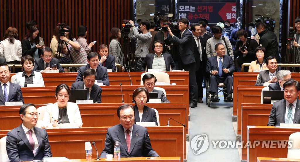 굳은 표정의 이해찬, 홍영표, 이상민