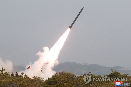 Corea del Norte prueba un lanzacohetes múltiple