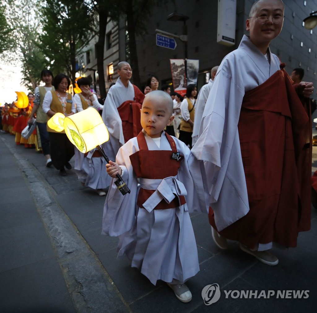 This file photo, taken on May 8, 2016, shows Buddhist monks taking part in a lantern lighting festival in central Seoul. (Yonhap)