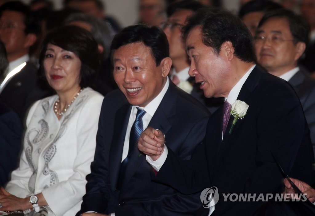 李首相と辛会長は完工式にも並んで出席した＝９日、レイクチャールズ（聯合ニュース）