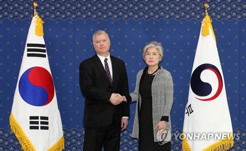 ビーガン氏（左）は作業部会の会合前、康京和外交部長官と会談した＝１０日、ソウル（聯合ニュース）