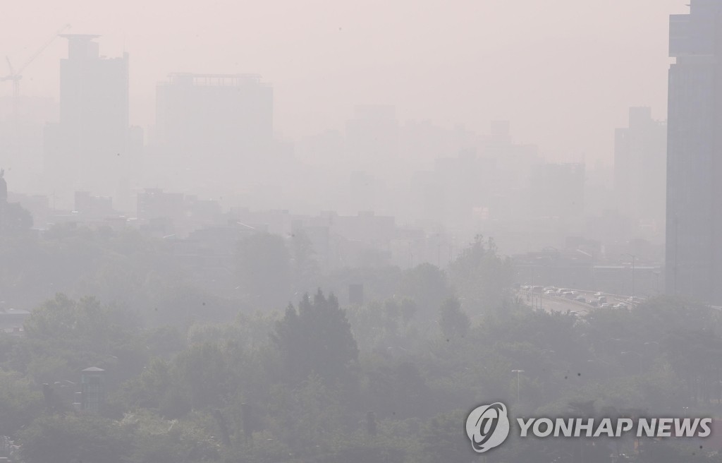 This photo taken May 16, 2019, shows a view of Guro Ward in Seoul on a day when fine dust levels were high. (Yonhap)