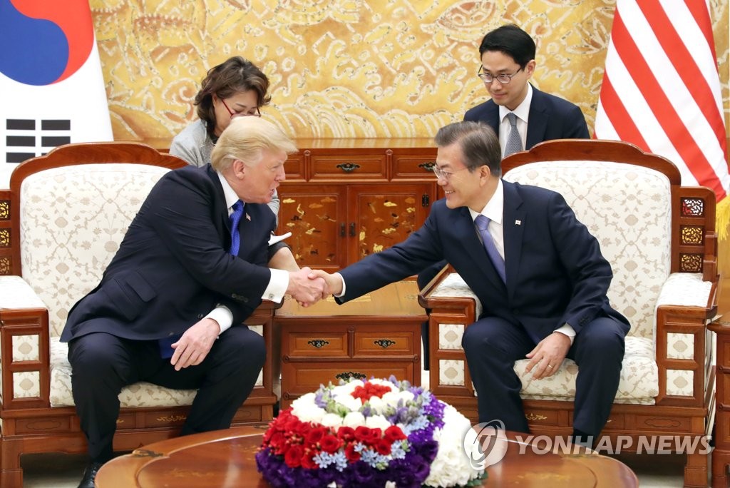 지난 2017년 11월 당시 문재인 대통령과 도널드 트럼프 미국 대통령이 청와대에서 열린 단독 정상회담에서 악수하는 모습. [연합뉴스 자료사진]