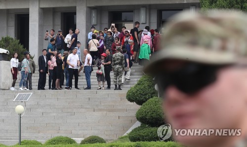 Touristes étrangers à Panmunjom