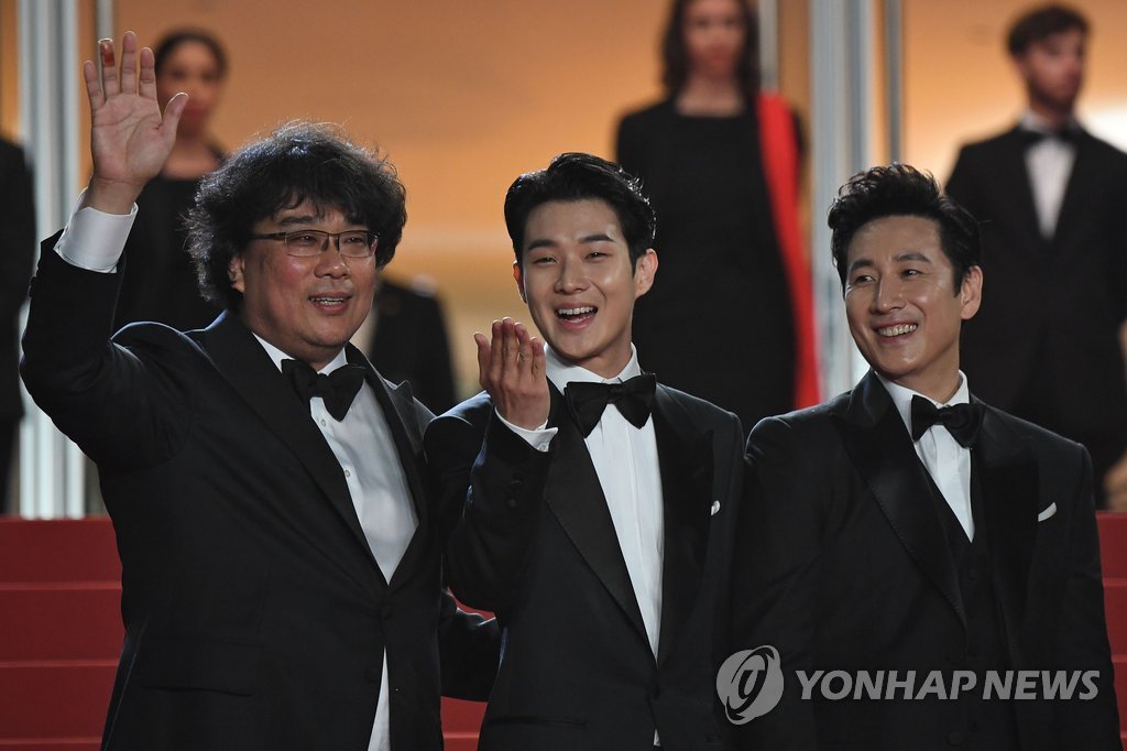 In this photo provided by AFP, South Korean director Bong Joon-ho (L), actor Choi Woo-shik (C) and actor Lee Sun-kyun (R) pose as they arrive for the screening of the film "Parasite" at the 72nd edition of the Cannes Film Festival in Cannes, southern France, on May 21, 2019. (Yonhap)