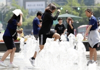 서울 낮최고 32도 수도권 폭염특보…오후엔 전국에 장맛비