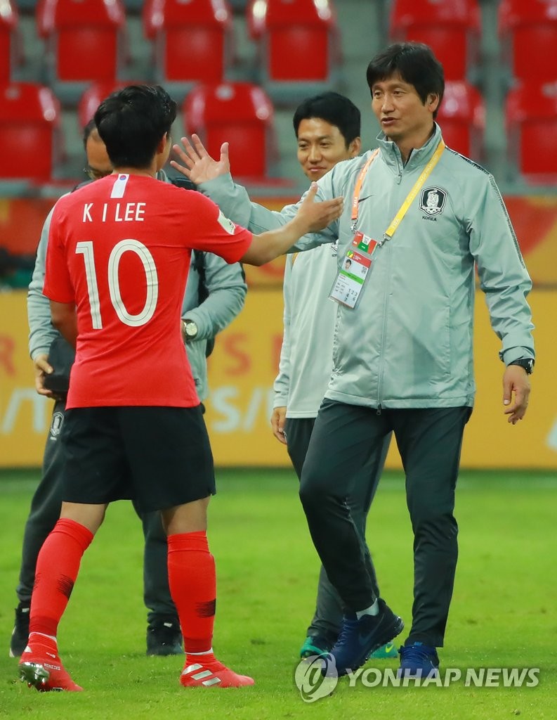 South Korea head coach Chung Jung-yong (R) high-fives his player Lee Kang-in after the team's 2-1 victory over Argentina in the teams' Group F match at the FIFA U-20 World Cup at Tychy Stadium in Tychy, Poland, on May 31, 2019. (Yonhap)