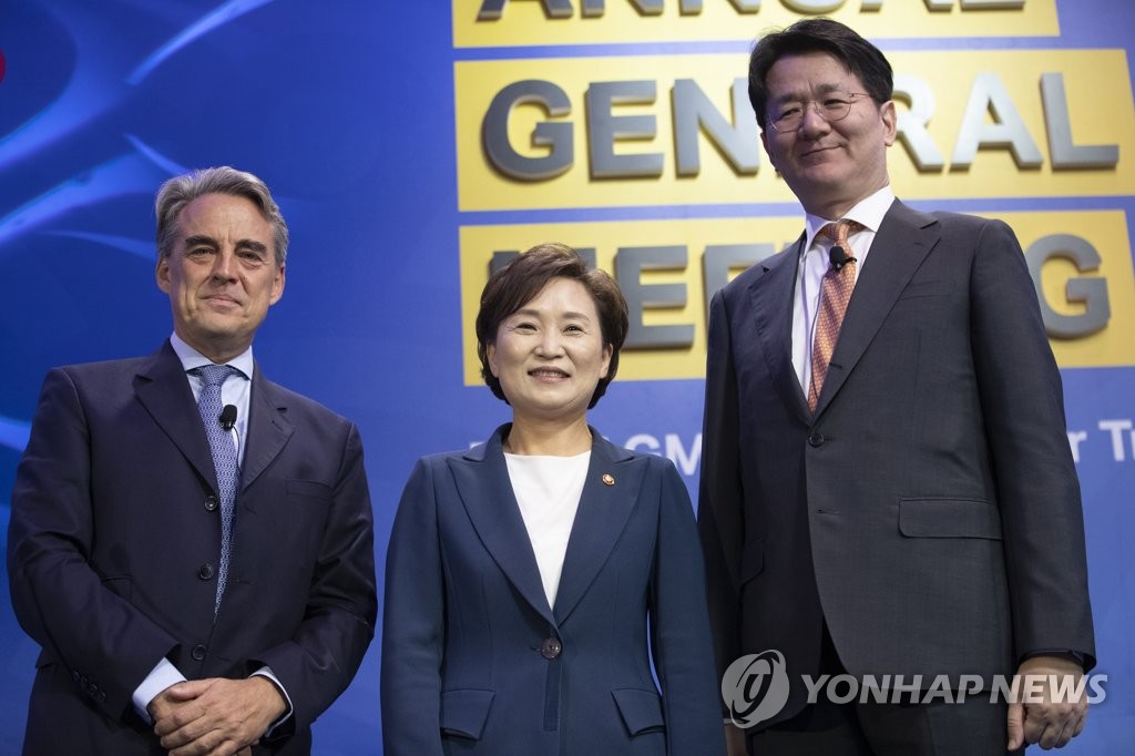 International Air Transportation Association (IATA)'s Director General and CEO Alexandre de Juniac (L), South Korea's transport minister Kim Hyun-mee (C) and Korean Air Co. Chairman Cho Won-tae pose for a photo at the 75th IATA Annual General Meeting in Seoul on June 2, 2019. (Yonhap)