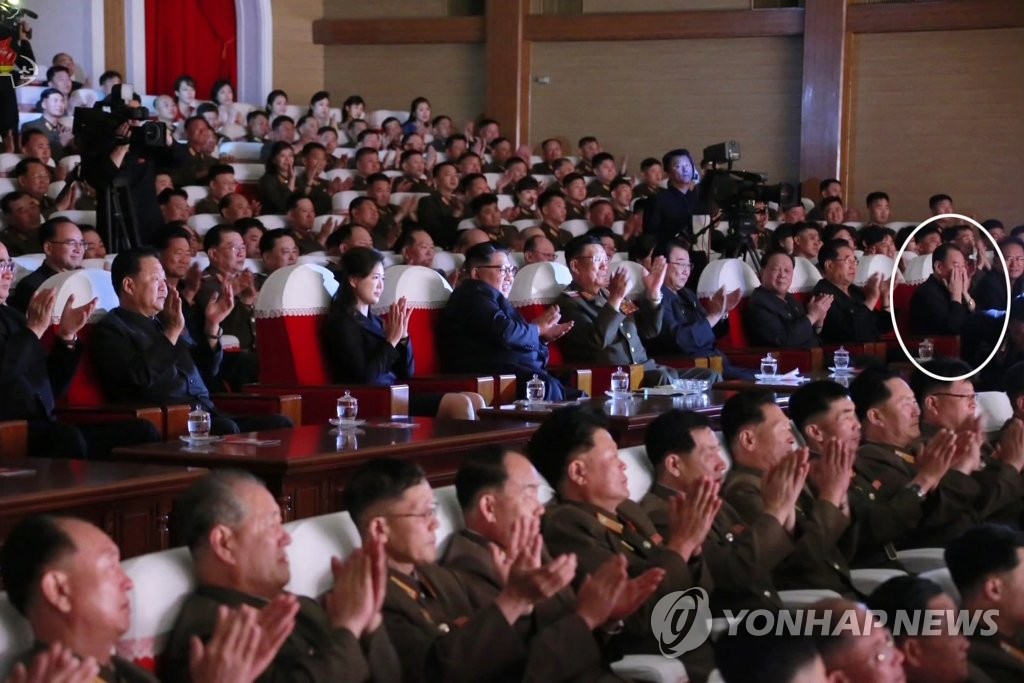 김정은, 군예술선전공연 관람…김영철 등장ㆍ건재 확인