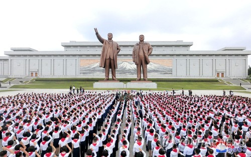 N. Korean children pay tribute to former leaders