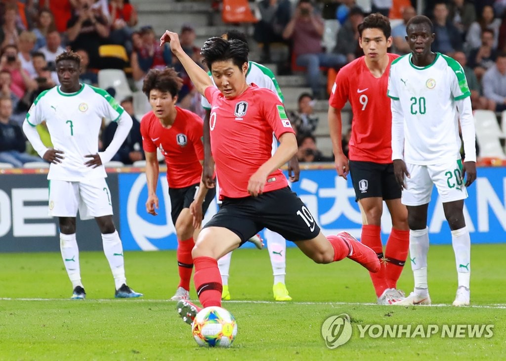 Lee Kang-in of South Korea converts a penalty against Senegal in the teams' quarterfinals match at the FIFA U-20 World Cup at Bielsko-Biala Stadium in Bielsko-Biala, Poland, on June 8, 2019. (Yonhap)
