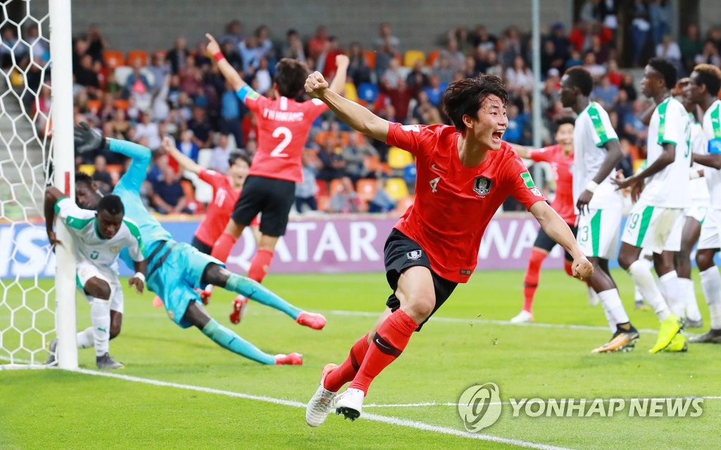 Lee Ji-sol of South Korea celebrates his stoppage-time equalizer against Senegal in the second half of the teams' quarterfinals match at the FIFA U-20 World Cup at Bielsko-Biala Stadium in Bielsko-Biala, Poland, on June 8, 2019. (Yonhap)