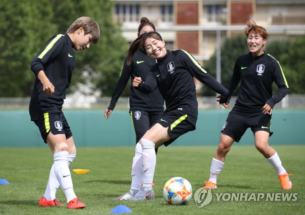 South Korean players train at Stade Benoit Frachon in Grenoble, France, on June 9, 2019, ahead of their second Group A match against Nigeria at the FIFA Women's World Cup. (Yonhap)