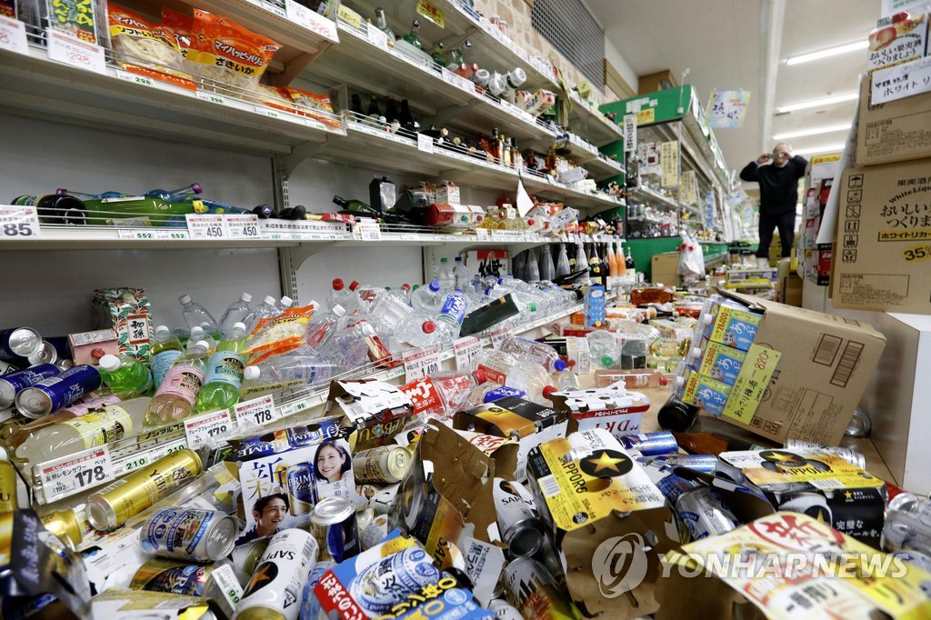 震度６弱の地震を観測した山形県鶴岡市のスーパーで、棚から落ちた商品が散乱している＝（ロイター＝聯合ニュース）≪転載・転用禁止≫
