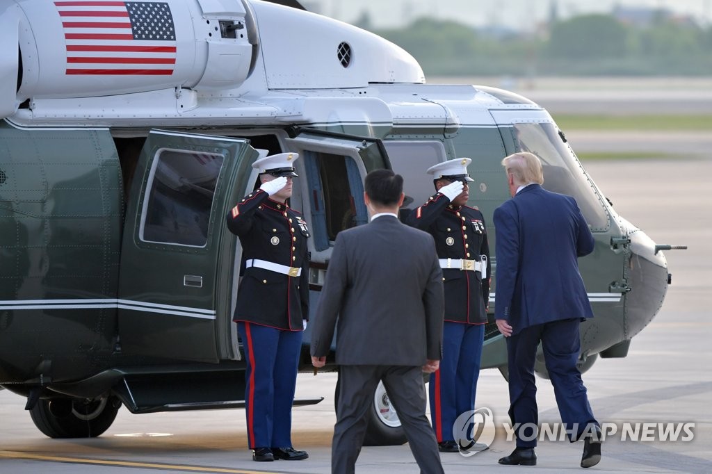 U.S. President Donald Trump (R) gets ready to board Marine One at South Korea's Osan Air Base on June 29, 2019, to head for Seoul, where he was set to attend a dinner hosted by South Korean President Moon Jae-in. The U.S. president is on a two-day visit that will include a summit with the South Korean leader. (Pool photo) (Yonhap)