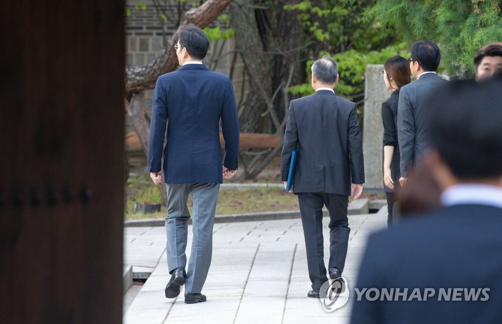 SoftBank chief visits Seoul amid Samsung-Arm merger speculation