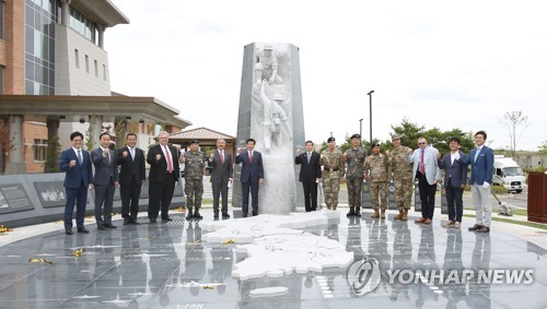 Se desvela una escultura de la alianza entre Corea del Sur y EE. UU. en la base estadounidense en Pyeongtaek