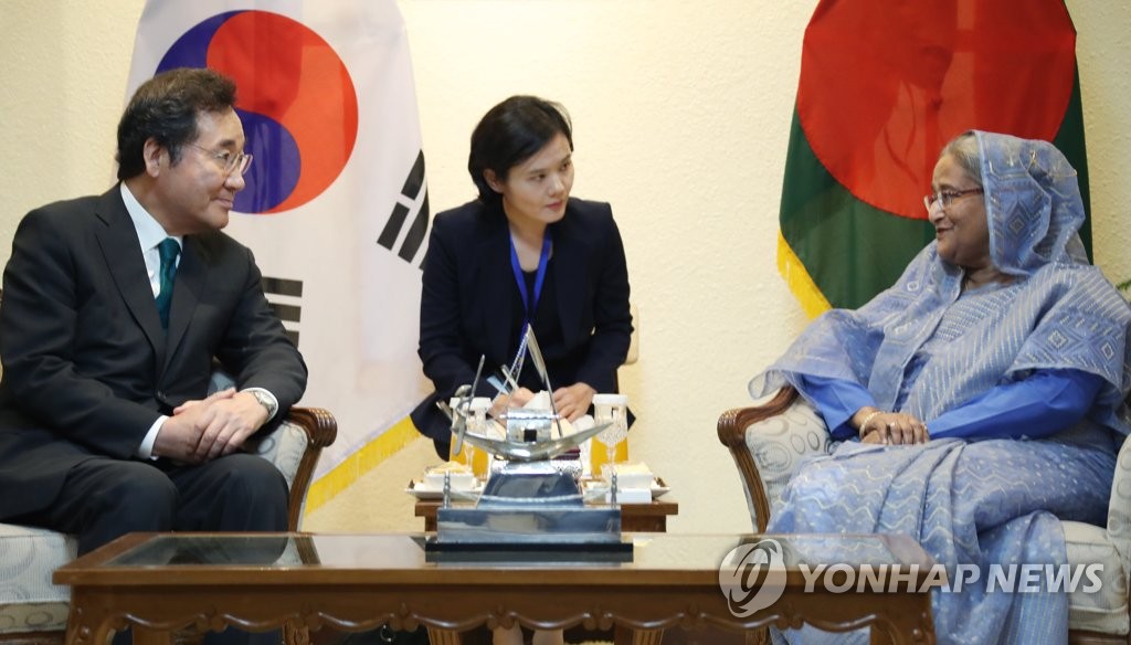 South Korean Prime Minister Lee Nak-yon (L) holds a meeting with his Bangladeshi counterpart Sheikh Hasina in Dhaka on July 14, 2019. (Yonhap)