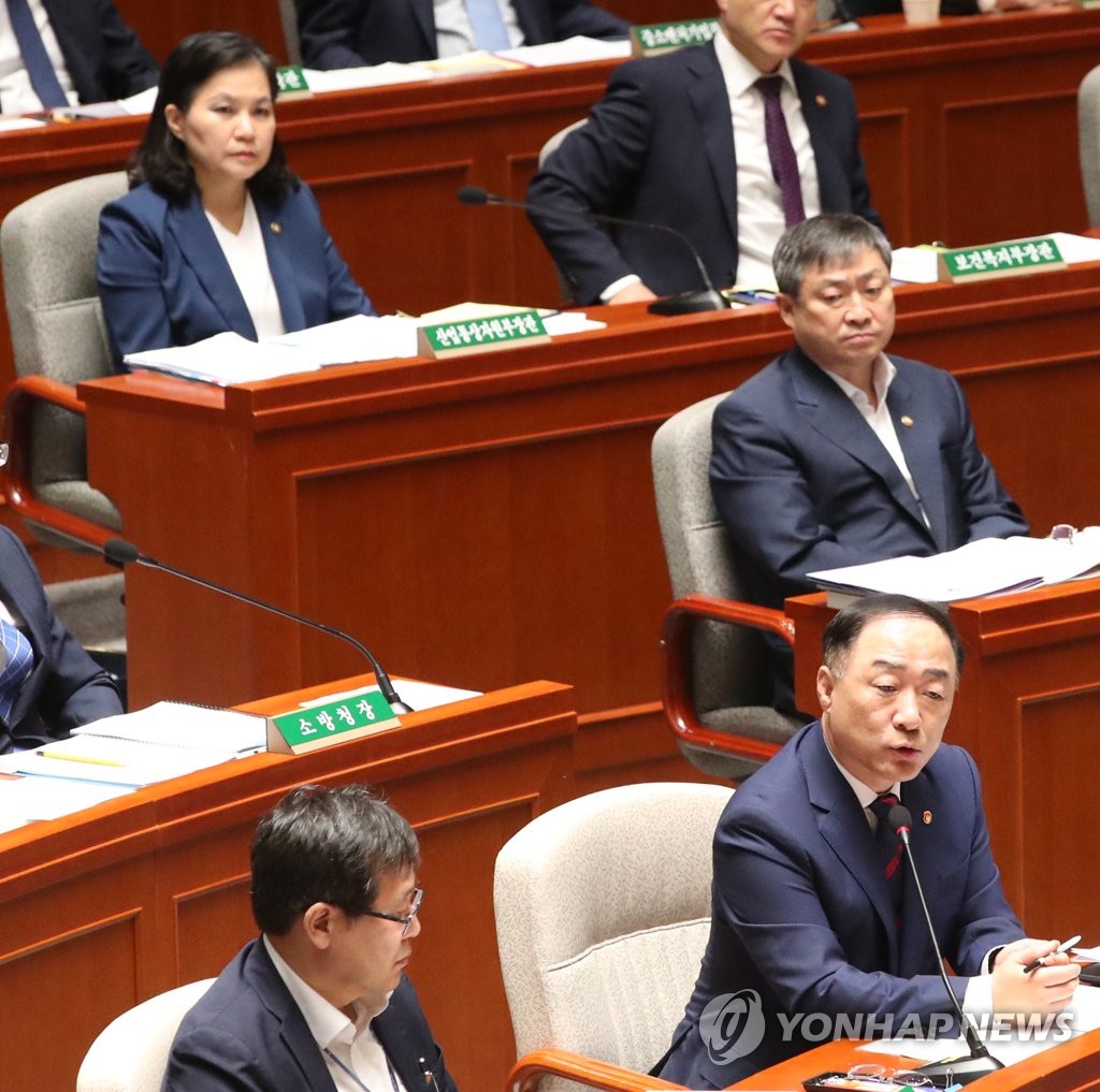 Hong Nam-ki (R), the minister of economy and finance, speaks in a parliamentary session on July 15, 2019. (Yonhap)