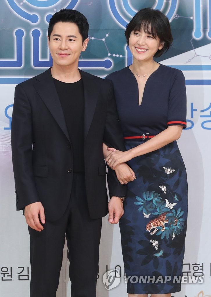 S. Korean actress Shin Dong-mi and actor Lee Kyu-hyung | Yonhap News Agency